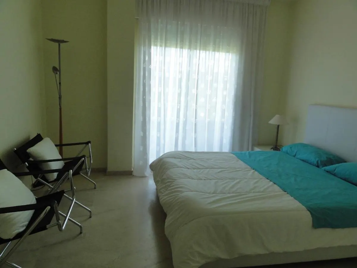 アパート Excellent Beachfront Penthouse With Own Pool マルベーリャ スペイン